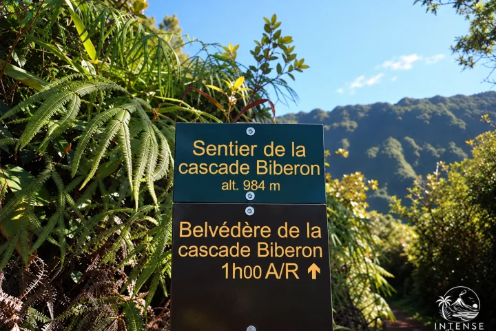 Panneau ONF au départ du sentier de la cascade Biberon, altitude 984 m, belvédère à 1 h aller-retour